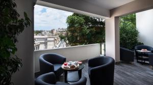 墨西拿阿夸德尔康特公寓酒店的客房设有带椅子和桌子的阳台。