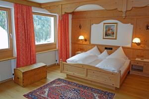 圣安东阿尔贝格阿尔基拉酒店的一间卧室设有一张床和两个窗户。