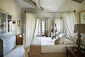 Hôtel Villa Marie Saint Tropez客房内的一张或多张床位
