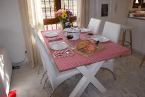 比利亚马丁Calle Rigoletto Villamartin Costa Blanca的餐桌和粉红色桌布