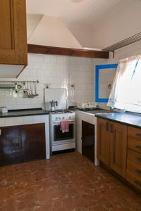 圣费兰-德瑟斯罗Ca Na Maria Teueta的厨房配有白色炉灶和水槽