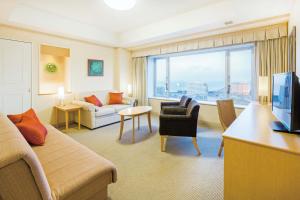 浦安东京湾伊梦酒店的酒店客房设有沙发和带窗户的客厅