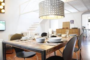 佛罗伦萨Art Apartment Velluti的餐桌、椅子和吊灯