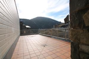 兰索尔Pont de Toneta 4,4 Ransol, Zona Grandvalira的山景阳台。