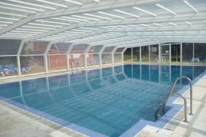马贝拉Complejo Turístico & Camping Cabopino的一个带开放式天花板的大型游泳池