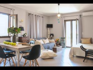 普里诺斯Athanasia's Apartments的客厅配有沙发和桌椅