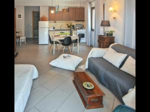 普里诺斯Athanasia's Apartments的客厅配有沙发和桌子