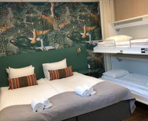 斯德哥尔摩Kom Family的一间卧室配有两张带毛巾的床