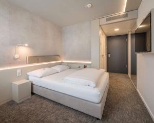 明斯特明斯特城市酒店的卧室配有一张白色大床