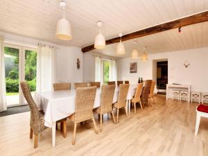 希尼Fine group house with sauna garden的一间配备有白色桌椅的用餐室