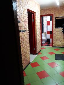 KanskАпартаменты двухкомнатные的走廊铺有瓷砖地板,设有带卫生间的客房。