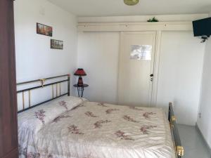 纳尔多Antico Casale Rizzo Nino的一间卧室配有一张带花卉床罩的床