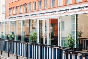 斯德哥尔摩Kom Family的玻璃外墙,建筑有盆栽植物