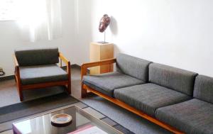 阿比让Résidence Bertille Abidjan Cocody的客厅配有沙发和椅子