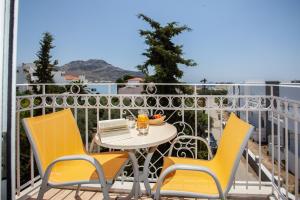 普拉基亚斯Porto Plakias & Spa的美景阳台配有桌椅