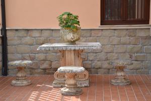 San Mauro CastelverdeVilla Tiberio的一张石桌,上面有花瓶