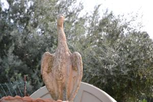 San Mauro CastelverdeVilla Tiberio的鸟雕像站在屋顶上