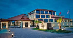 阿纳克利亚Anaklia Resort by Pratap's Signature的前面有旗帜的大建筑