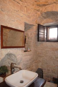 阿尔贝罗贝洛Trulli Aria di Casa的一间带水槽和窗户的浴室