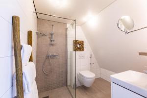 斯希丹Stadsvilla Mout Rotterdam-Schiedam的带淋浴、卫生间和盥洗盆的浴室