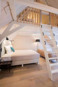 斯希丹Stadsvilla Mout Rotterdam-Schiedam的一间卧室设有一张床和一个楼梯