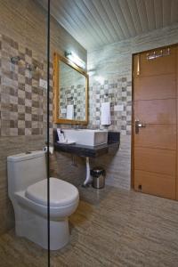马拉里Kalista Resort的一间带卫生间、水槽和镜子的浴室