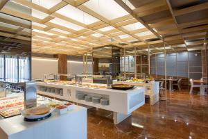 阿尔博拉亚奥林匹亚瓦伦西亚酒店的一间大厨房,提供多种不同类型的食物