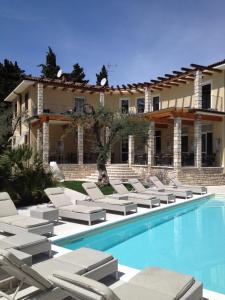 托里德尔贝纳科拜亚代皮尼酒店的一个带游泳池和躺椅的度假胜地