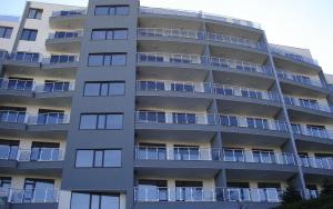 金沙雅尔塔金沙迪拉乌酒店的公寓大楼的一侧设有阳台。