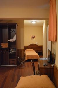 圣马力诺赫斯塔里亚达利诺酒店的客房设有带一张床和镜子的卧室