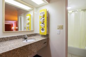 迪凯特River City Hotel的一间带水槽和镜子的浴室