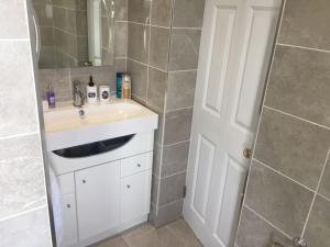 塔拉特Clarendon的浴室配有白色水槽和淋浴。