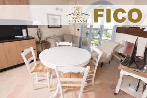 基亚恩尼Borgo in Chianni的客房内的白色桌椅