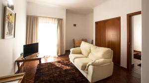 波尔图镇圣玛丽亚酒店的客厅配有白色沙发和电视