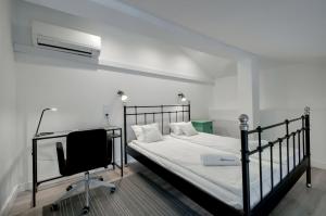 克拉科夫扎克瓦15公寓式酒店的一间卧室配有一张床、一张桌子和一把椅子