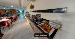 PicosEntre Rios Hotel的餐厅的自助餐,包括餐桌上的食品