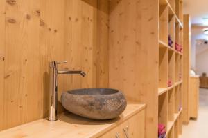 圣安东阿尔贝格Quality Hosts Arlberg - Haus Pepi Eiter的一个带石制水槽的柜台浴室
