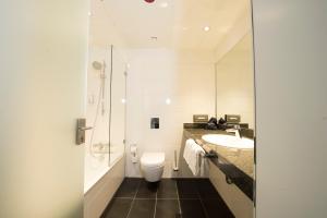 杜塞尔多夫杜塞尔多夫克拉特城市酒店的浴室配有卫生间、盥洗盆和淋浴。