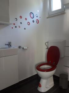 普耶斯察纳乌瓦拉Studio Apartman Splash的一间带卫生间和红色盖子的浴室