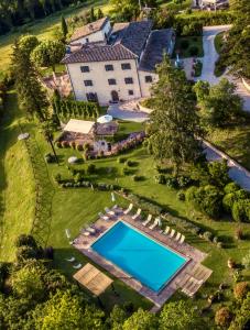 纳尔尼Torre Palombara - Dimora Storica的享有带游泳池的房屋的空中景致