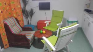 拉贡Alifra Apartment的客厅配有两把椅子和一张桌子