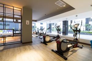 基多Suites Metropoli Bristol Parc的健身房设有数台跑步机和椭圆机