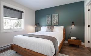 SpringdaleIndian Falls Chalets的一间卧室设有一张大床和一个窗户。