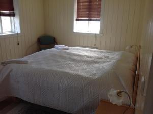 霍夫索斯Fraendgardur的卧室配有白色床和2扇窗户