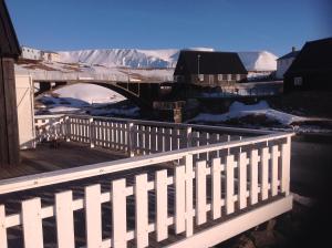 霍夫索斯Fraendgardur的一座有雪山的河上的桥梁