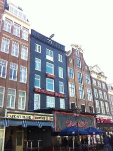 阿姆斯特丹伦勃朗广场酒店的一条城市街道上一座高楼