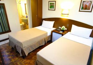 马尼拉费索酒店 - 马尼拉的酒店客房设有两张床和一张桌子。