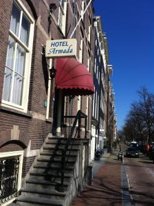 阿姆斯特丹OZO Hotels Armada Amsterdam的建筑物一侧的标志