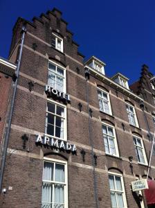 阿姆斯特丹OZO Hotels Armada Amsterdam的砖砌的建筑,旁边标有标志