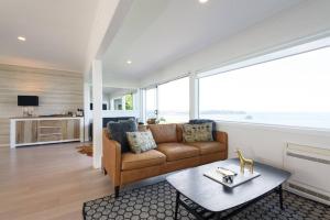 旺阿帕劳阿Luxury house with Clifftop Seaview的客厅配有沙发和桌子